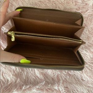 💯 authentic Louis Vuitton zippy wallet